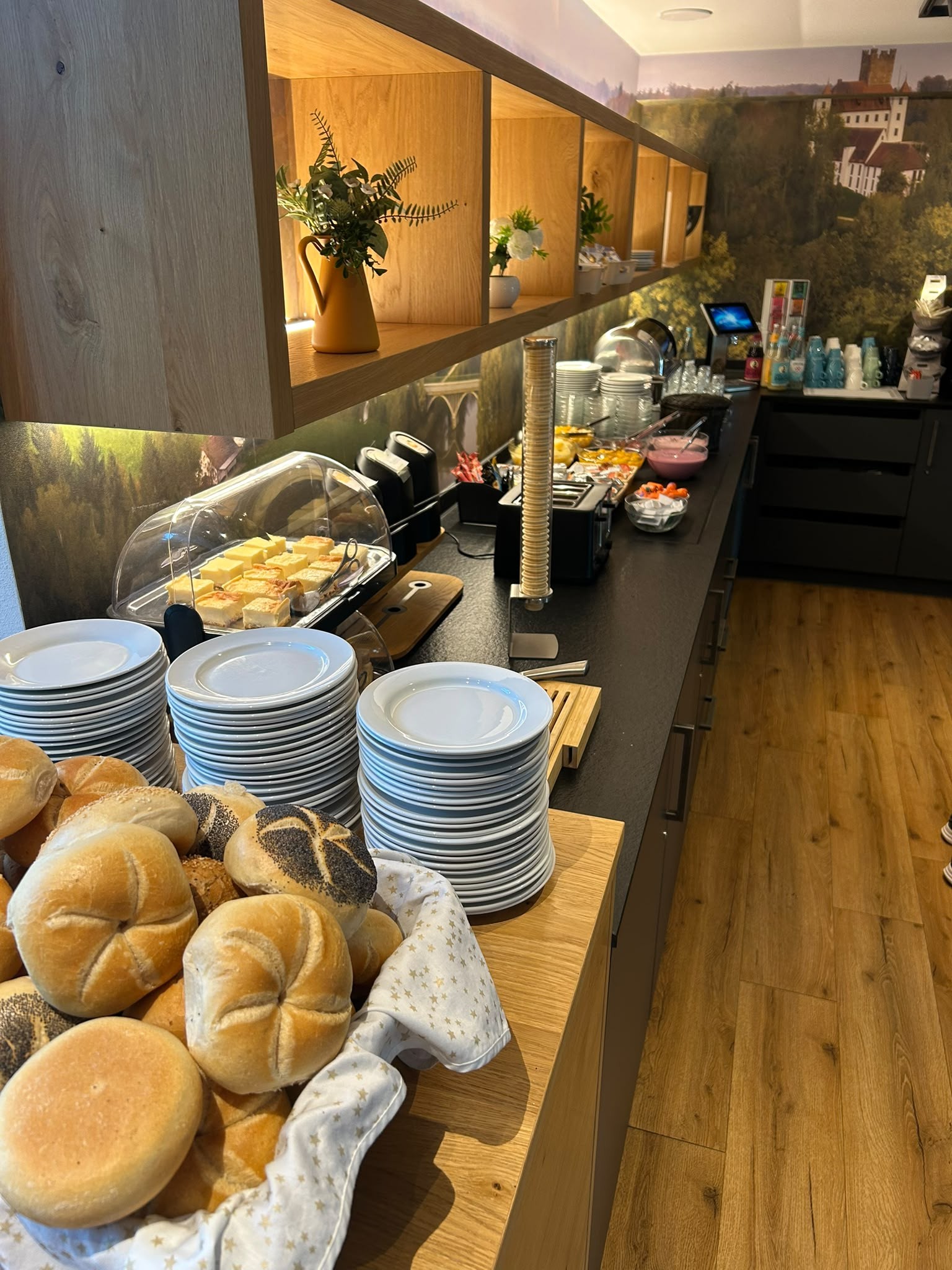 Frühstücksraum mit gedeckten Tischen