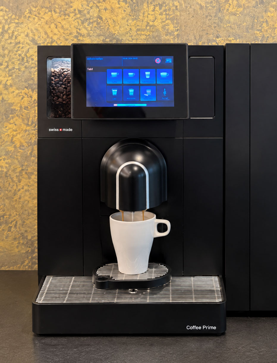 Frischer Kaffee aus der Kaffeemaschine im EuroHotel Günzburg